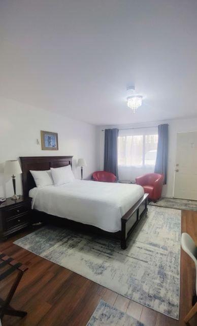 וואווה White Fang Motel מראה חיצוני תמונה